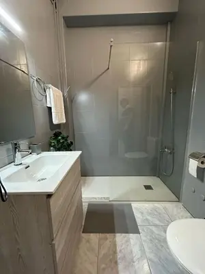 Un baño de Basement Apartment Studio