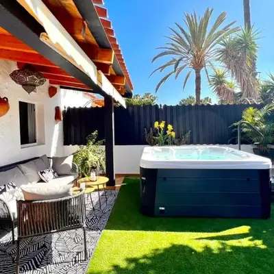 Oasis Beach Holiday Home with jacuzzi