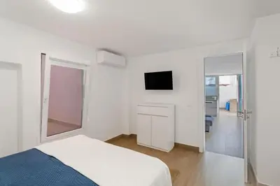 Una televisión o centro de entretenimiento en ENEXO BEACH HOUSE