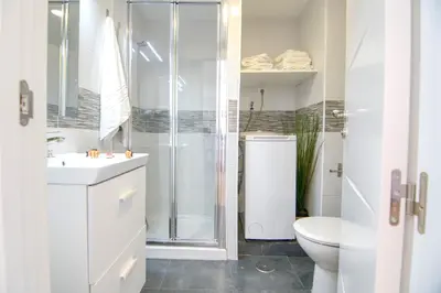 Un baño de La Perla de Monterrey by Homestaygrancanaria