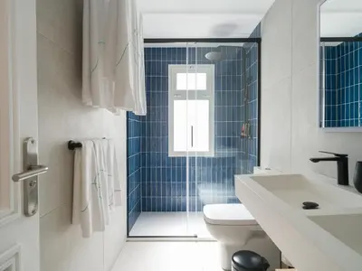 Un baño de HD Family Suite Holycan II
