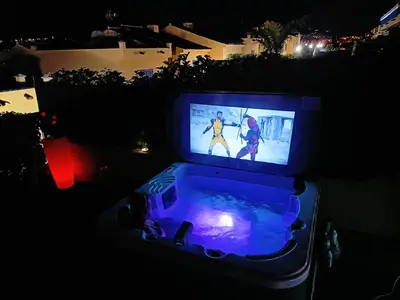 Una televisión o centro de entretenimiento en Luxury House with sea view, hottub & pool