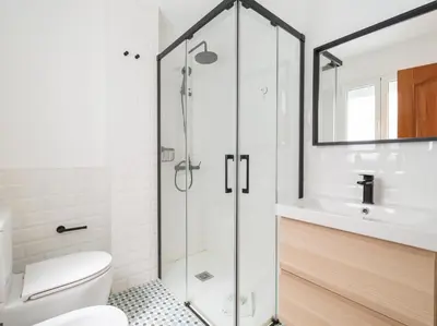 Un baño de Moderno piso de 3 habitaciones cerca de Triana