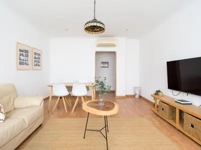 Una televisión o centro de entretenimiento en Moderno piso de 3 habitaciones cerca de Triana