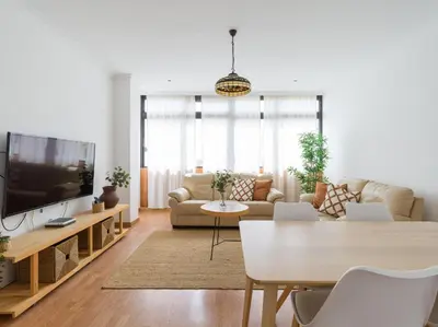 Una televisión o centro de entretenimiento en Moderno piso de 3 habitaciones cerca de Triana