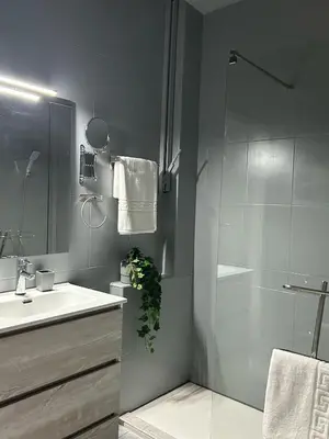 Un baño de Basement Apartment