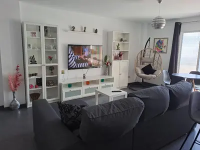 Una televisión o centro de entretenimiento en Bright