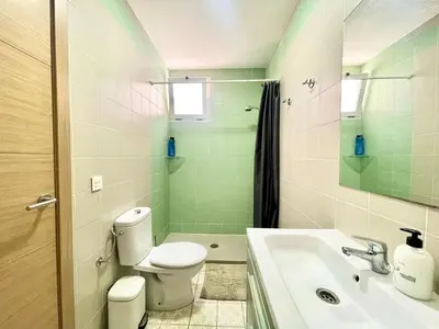 Un baño de Sunny Terrace Apartment