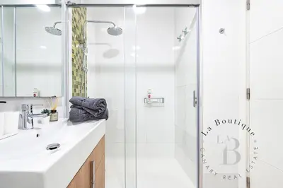 Un baño de Villa con terraza y jardín privado en Gran Canaria