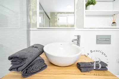 Un baño de Villa con terraza y jardín privado en Gran Canaria