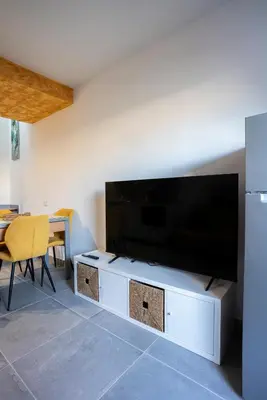 Una televisión o centro de entretenimiento en Maspalomas Love
