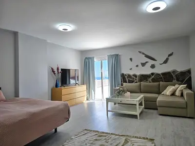 Una televisión o centro de entretenimiento en Exclusive villa with heated saltwater pool, roof terrace with beautiful views in Mogán