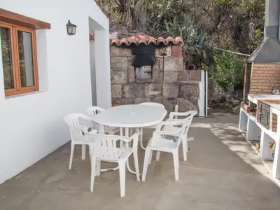 Un patio o zona al aire libre en Vivelorural Abuela María 2, a place for families