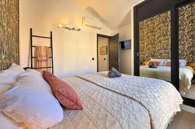 Cama o camas de una habitación en Cosy Bungalow Green Oasis