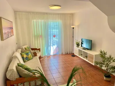 Una televisión o centro de entretenimiento en Bungalow Caserio 48 by SunHousesCanarias