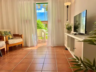 Una televisión o centro de entretenimiento en Bungalow Caserio 48 by SunHousesCanarias