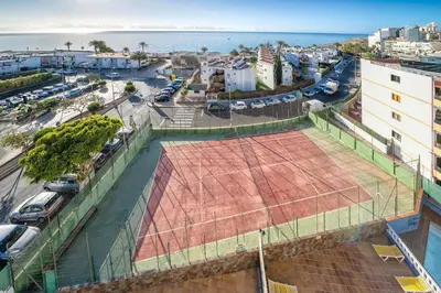 Instalaciones para jugar a tenis o squash en BeachSide Maspalomas FKK friendly o alrededores