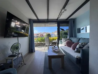 Una televisión o centro de entretenimiento en Bungalow in the heart of Arguineguín 2