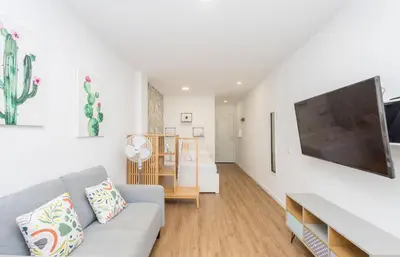 Una televisión o centro de entretenimiento en Las Canteras Beach Workfriendly Bright Studio