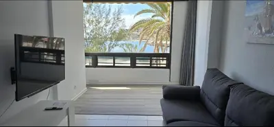 Una televisión o centro de entretenimiento en Beachfront Patalavaca