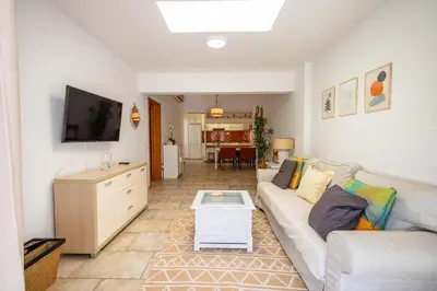 Una televisión o centro de entretenimiento en Oasis Holycan - by Gestión Vacacional Canarias