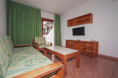 Una televisión o centro de entretenimiento en CityHub Vacational Home Montecarlo 39 Puerto Rico