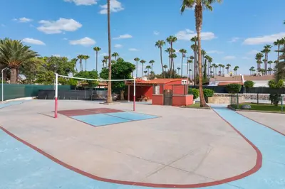 Instalaciones para jugar a tenis o squash en Dreams Home o alrededores