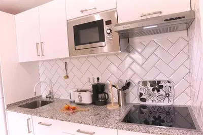Una cocina o zona de cocina en Aida - Apartamento con vistas al jardín junto a la playa