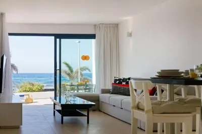 Zona de estar de Amapola Miranda -recién reformado, frente al mar