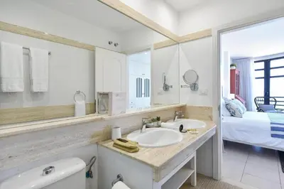 Un baño de Spectacular 3-Bedroom Ocean View in Las Canteras