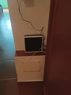 Una televisión o centro de entretenimiento en La Lola Beach