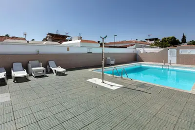 Piscina en o cerca de Flor del Arcoíris