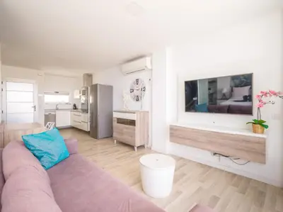 Una televisión o centro de entretenimiento en Beyond Amadores 12