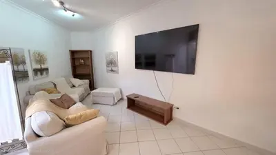 Una televisión o centro de entretenimiento en Casa MOLINA con TERRAZA al lado de la playa