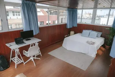 Una televisión o centro de entretenimiento en Luxury Beachfront Penthouse with Stunning Views