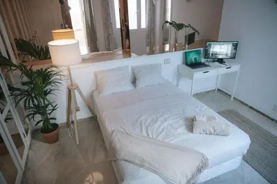Una televisión o centro de entretenimiento en Luxury Beachfront Penthouse with Stunning Views