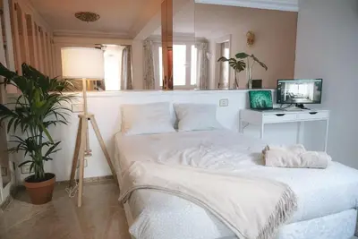 Cama o camas de una habitación en Luxury Beachfront Penthouse with Stunning Views