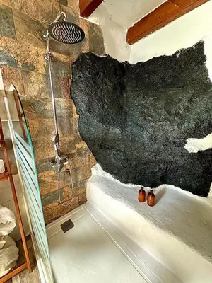 Un baño de Seafront House in Tufia