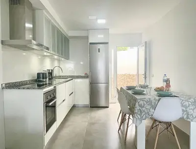 Una cocina o zona de cocina en Bright Place Bungalow