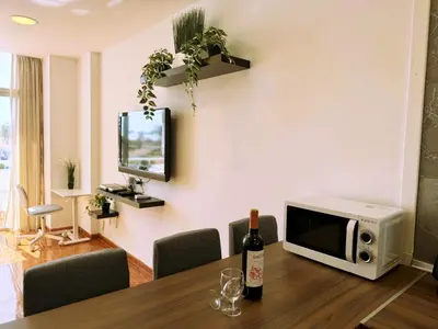 Una televisión o centro de entretenimiento en Magical Sunsets Holiday Home