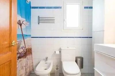 Un baño de ALBATROS 1L Tres habitaciones
