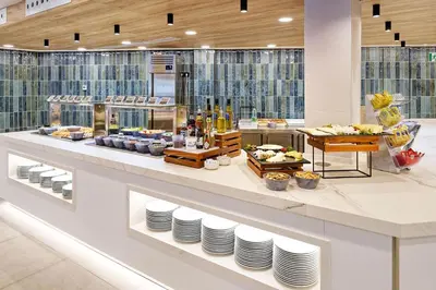 Comida en o cerca de este apartahotel