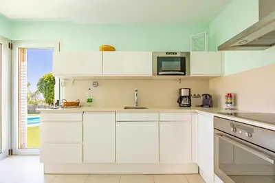 Una cocina o zona de cocina en Villa Salobre Golf - by Gestión Vacacional Canarias