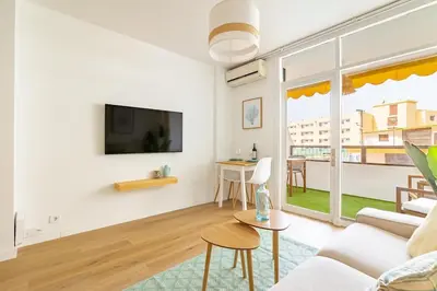 Una televisión o centro de entretenimiento en Relax House Playa