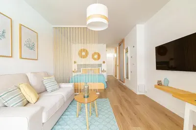 Una televisión o centro de entretenimiento en Relax House Playa