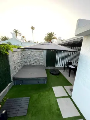 Un balcón o terraza de SerenArty Bungalow Beach Flor con jacuzzi