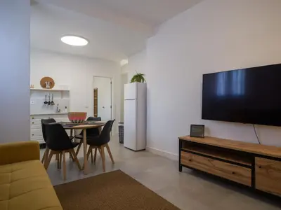 Una televisión o centro de entretenimiento en Apartamentos Marmolejos