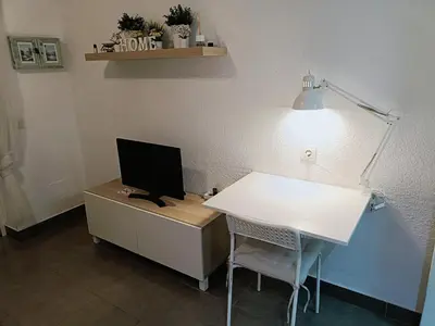 Una televisión o centro de entretenimiento en Bungalow Maspalomas