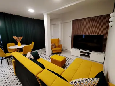 Una televisión o centro de entretenimiento en Bungalow BAHIA AMARILLO