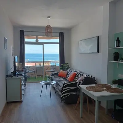 Una televisión o centro de entretenimiento en Luas Beachfront house las Canteras
